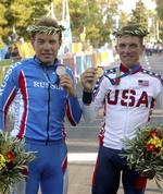 dopingskygger. Vjatjeslav Ekimov (tv) overtog tidligere i år en OL-guldmedalje fra 2004 fra vinderen Tyler Hamilton (th), da amerikaneren bekendte sin dopingfortid. Nu mistænkes russeren for doping i forbindelse med Armstrong-sagen. 