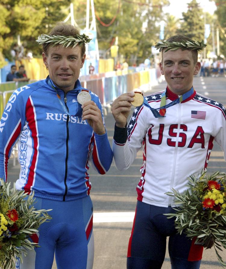 dopingskygger. Vjatjeslav Ekimov (tv) overtog tidligere i år en OL-guldmedalje fra 2004 fra vinderen Tyler Hamilton (th), da amerikaneren bekendte sin dopingfortid. Nu mistænkes russeren for doping i forbindelse med Armstrong-sagen. 