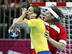 Udgift. Det kostede DHF en million kroner at have to landshold med til OL, hvor hverken kvinderne eller Mikkel Hansen  og co. hentede en medalje. Landsholdenes sponsorer fik heller ikke noget ud af OL: Ved OL er det nemlig ikke tilladt at spille med reklamer på trøjerne. 