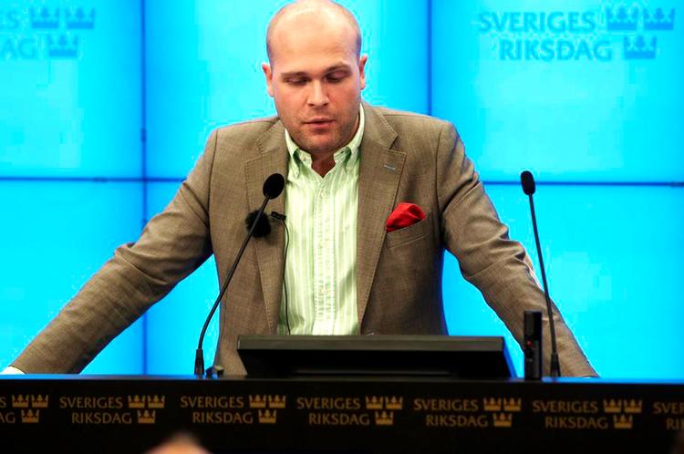 løgn. Erik Almqvist (billedet) og Kent Ekeroth har med indigneret alvorsmine afvist alle beskyldninger. Men video- optagelserne viste, at de løj. (Arkiv) 