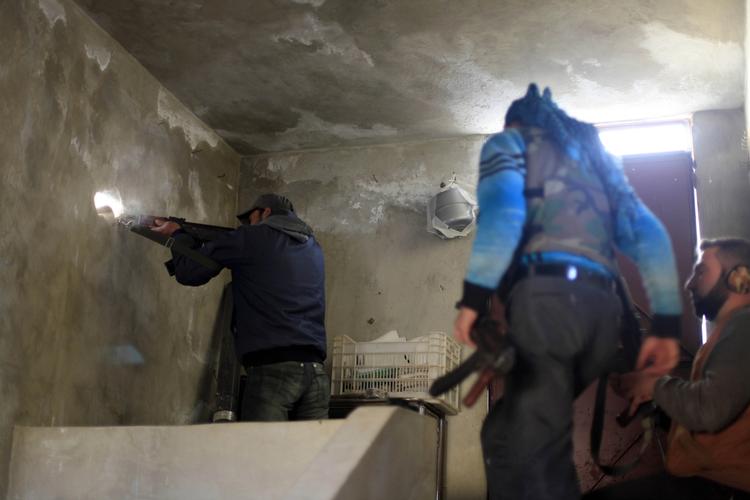 borgerkrig. Syriske oprørere kæmper med hæren flere steder i udkanten af Damaskus. Billedet er fra byen Idlib i lørdags. 