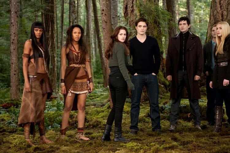 Afslutning. I den sidste 'Twilight'-film har vampyr-parret Edward og Bella fået et barn sammen. Men et stort slag venter forude. Bond er dog vippet af pinden. 