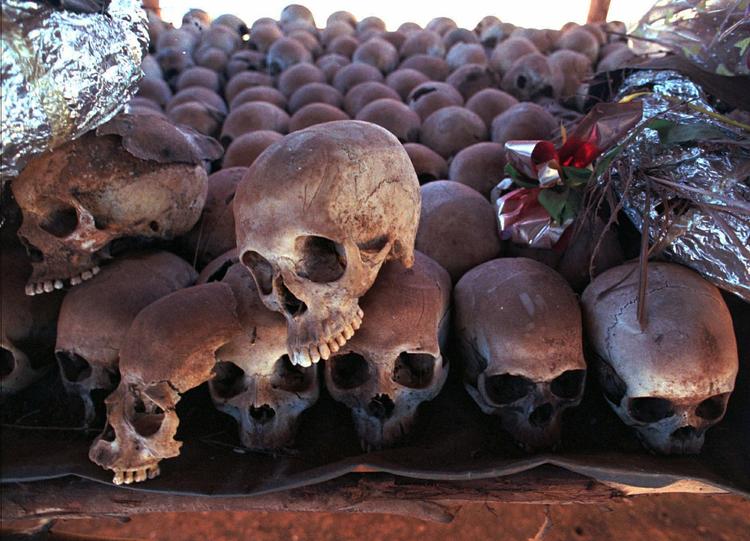 folkedrab. Det vurderes, at omkring 800.000 mennesker blev dræbt, da Rwandas regerende hutuer gik amok på tutsiere og politiske modstandere blandt dem selv. 
