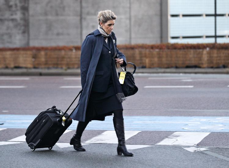 SASFORHANDLINGER. Det danske kabinepersonale er den eneste gruppe, der endnu ikke har tilsluttet sig en aftale med SAS. Her ses en stewardesse på vej på arbejde i Kastrup. 