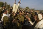 kampklare. Israelske soldater fotograferet i dag nær Gazastriben, hvor de søger åndelig opbakning fra torarullerne. 