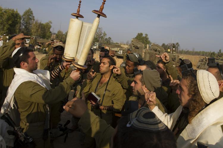 kampklare. Israelske soldater fotograferet i dag nær Gazastriben, hvor de søger åndelig opbakning fra torarullerne. 