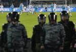 Baggrund. Der bliver også spillet fodbold i Rusland, men der er stor lokal fokus på problemerne udenfor grønsværen. 