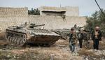 borgerkrig. Kampene i Syrien fortsætter med uformindsket styrke. I dag meldes blandt andet om kampe i flere af Damaskus forstæder. Billedet er fra byen Maraat al-Numan i den nordvestlige del af landet i lørdags. 