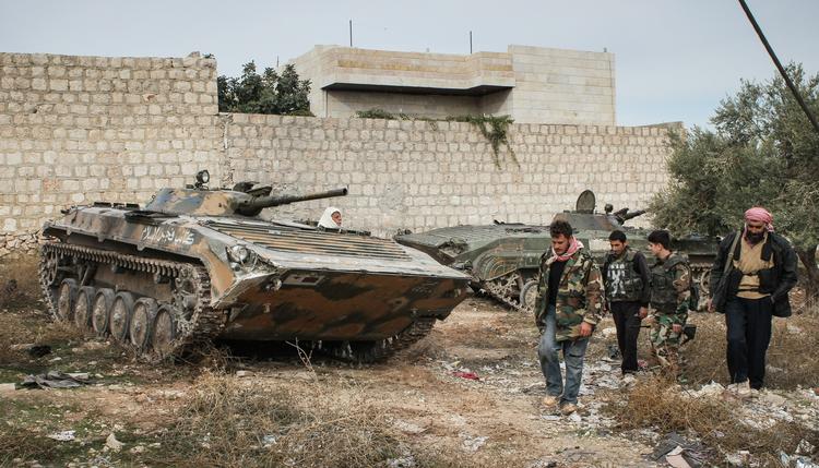borgerkrig. Kampene i Syrien fortsætter med uformindsket styrke. I dag meldes blandt andet om kampe i flere af Damaskus forstæder. Billedet er fra byen Maraat al-Numan i den nordvestlige del af landet i lørdags. 