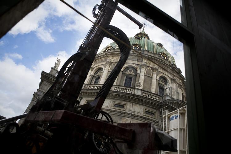 Støjhelvede. I et opslag i onsdags til naboerne omkring byggepladsen ved Marmorkirken har selskabet varslet byggestøj kl. 21.00. 