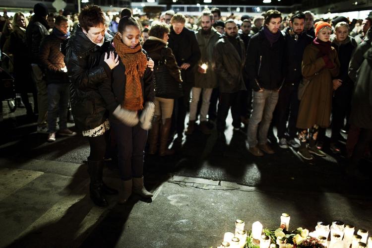 Stilhed. Stemningen til demonstrationen mod vold og våben var andægtig og intens. 
