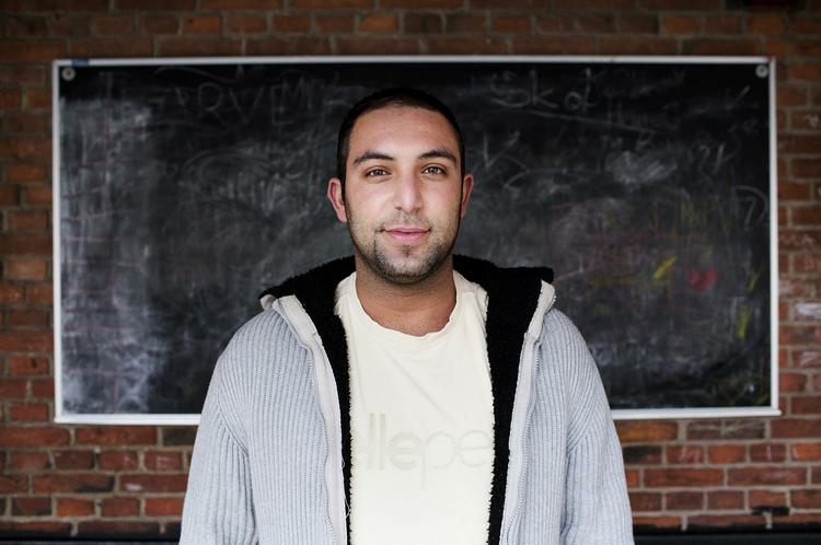 Rod. Berkan Yildiz er 21 år og arbejder i en kiosk. Han stjal biler som 13-årig og har ingen ungdomsuddannelse. Nu vil han sørge for, at lillebroderen får en mere konsekvent opdragelse. 