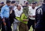 Fri. Rimsha Masih føres i september væk efter at være blevet løsladt. Nu har en pakistansk domstil droppet anklagerne mod hende. 