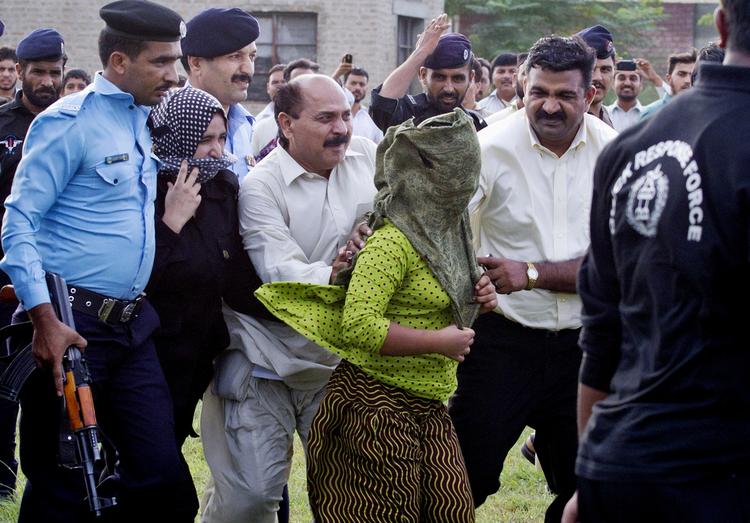 Fri. Rimsha Masih føres i september væk efter at være blevet løsladt. Nu har en pakistansk domstil droppet anklagerne mod hende. 