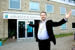 Brixtofte-klon. Lars Ranthe har hovedrollen som den entreprenante bykonge Per Tommy Larsen i DR 2's julekalender. 