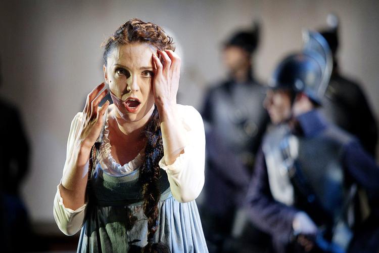 Drama. Luisa Miller, spillet af russiske Olesya Golovneva, er det uskyldige offer i intrigen. 