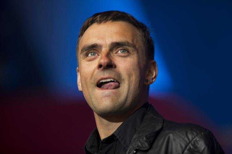 Merværdi. Når du i fremtiden læser en artikel om f.eks. Nephew på politiken.dk, vil du samtidig blive tilbudt at lytte til relevante sange, album eller playlister. 