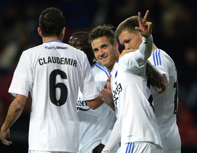 frustration. Martin Vingaard (midt) åbnede sæsonen med masser af spilletid for FCK, men nu er midtbanemanden sendt ud på den yderste kant af bænken. 