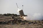 BESKYDNING. Et batteri fra den israelske 'Iron Dome' - Jernkuppel - affyrer missil mod en raket, der netop er skudt afsted fra Gaza med kurs mod mål i Israel. 