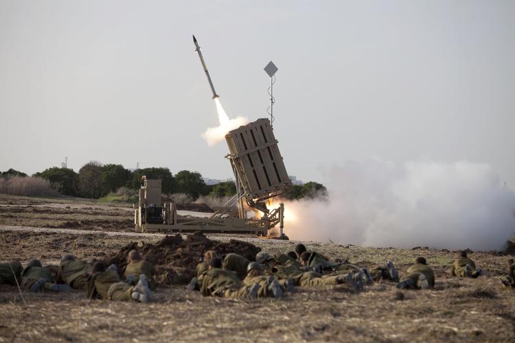 BESKYDNING. Et batteri fra den israelske 'Iron Dome' - Jernkuppel - affyrer missil mod en raket, der netop er skudt afsted fra Gaza med kurs mod mål i Israel. 