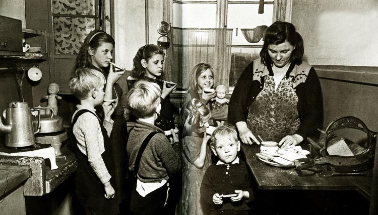 FEDT. Husmoderen smører fedtemadder en hverdag i 1949.