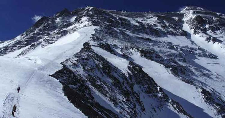 opstigning. At bestige Mount Everest er ikke nogen helt almindelig spadseretur, men for 21.900 kr. får eventyrlystne turister nu muligheden. 