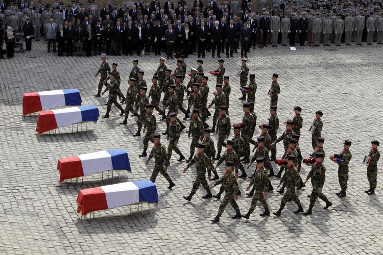 krigsofre. Frankrig har mistet 88 soldater i Afghanistan. Billedet er fra i juni, hvor fire soldater, der blev dræbt ved et selvmordsangreb, blev begravet i Paris. 