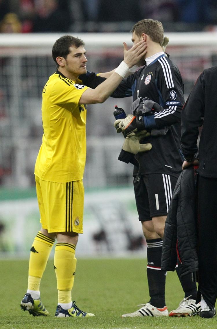 nomineret. Real Madrids målmand Iker Casillas (tv) gratulerer kollegaen i Bayern-målet, Manuel Neuer, efter tyskerne havde slået spanierne ud i sidste sæsons Champions League. 