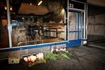 Lukket. Baren Bakken på Vesterbro i København holder fortsat lukket, efter den 21-årige jurastuderende Jonas Thomsen Sekyere blev stukket ned natten til lørdag. Drabsmanden er fortsat ikke fundet. 