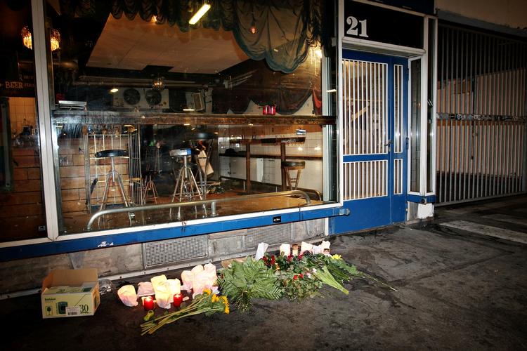 Lukket. Baren Bakken på Vesterbro i København holder fortsat lukket, efter den 21-årige jurastuderende Jonas Thomsen Sekyere blev stukket ned natten til lørdag. Drabsmanden er fortsat ikke fundet. 