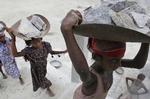 BØRNEARBEJDE. 215 millioner børn arbejder verden over. Her bærer indiske børn tunge sten på hovedet. 