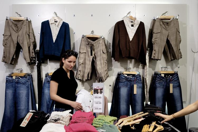 hormonforstyrrende. Bestseller får kritik af Greenpeace for at sælge tøj med det problematiske stof NPE. Det er dog ikke ulovligt, understreger koncernen. 