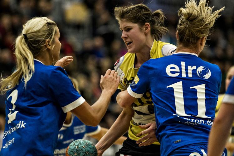 slutspil. Randers HK's Berit Kristensen og Ulrika Ågren (i blåt) dækker op for FC Midtjyllands Line Jørgensen i et opgør mellem de to danske hold, der nu er videre i de europæiske turneringer. 