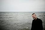 Naturbarn. Tomas Espedal  er aktuel med  romanen 'Mod naturen'. Her er det havet ud for Humlebæk, der lægger  naturscene  til forfatteren. 