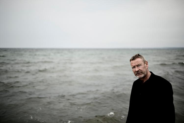 Naturbarn. Tomas Espedal  er aktuel med  romanen 'Mod naturen'. Her er det havet ud for Humlebæk, der lægger  naturscene  til forfatteren. 