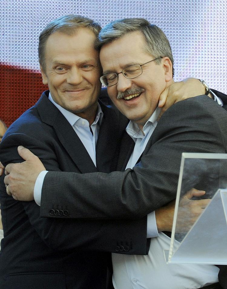 trusler. Den anholdte mand ville angiveligt sprænge en bombe, mens Polens regeringschef, Donald Tusk (tv.) og landets præsident, Bronislaw Komoworsk, var i parlamentet. 