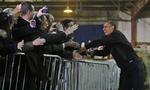 Hjælp. Mindre end to uger efter valgsejren over Mitt Romney rækker Barack Obamas kampagnestab igen ud til præsidentens valgkampsaktive for at få dem i tale om næste valgkamp. Her ses Obama med tilhængere ved et arrangement i Ohio fire dage før valget. 