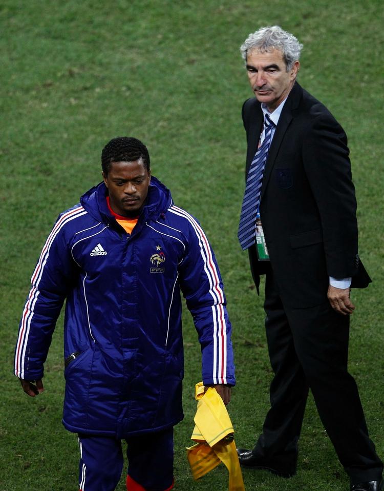 opløsning. Raymond Domenech (th) har skrevet en bog om sine oplevelser som træner for de franske fodboldsstjerner, der gjorde mytteri under VM i Sydafrika 2010. 