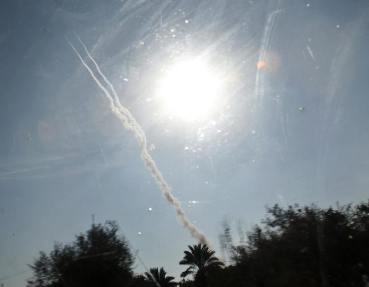 BESKYDNING. Palæstinensiske raketter på vej ind mod Israel. 