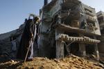 Flugt. En ældre mand forlader sit hus i Gaza by. 