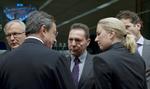 topmøde. Grækenlands finansminister, Yannis Stournaras (i midten) i intense drøftelser med blandt andet EU's økonomikommissær, Olli Rehn (tv.) og lederen af Den Europæiske Centralbank, Mario Draghi (nr. to fra venstre). De to andre er finansministrene fra Finland og Holland, Jutta Urpilainen og Jeroen Dijsselbloem. 