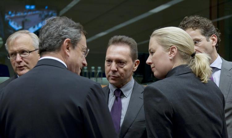 topmøde. Grækenlands finansminister, Yannis Stournaras (i midten) i intense drøftelser med blandt andet EU's økonomikommissær, Olli Rehn (tv.) og lederen af Den Europæiske Centralbank, Mario Draghi (nr. to fra venstre). De to andre er finansministrene fra Finland og Holland, Jutta Urpilainen og Jeroen Dijsselbloem. 