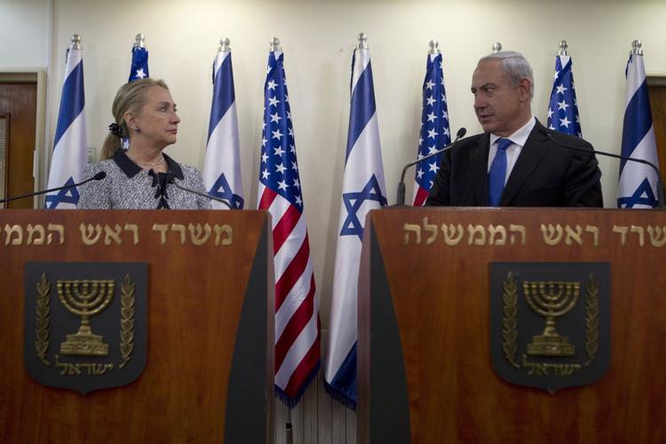 Konflikt. Den amerikanske udenrigsminister Hillary Clinton og Israels premierminister Benjamin Netanyahu mødtes i aftes i to timer. I dag skal Clinton mødes med de palæstinensiske ledere og Egyptens præsident Mohamed Mursi. 