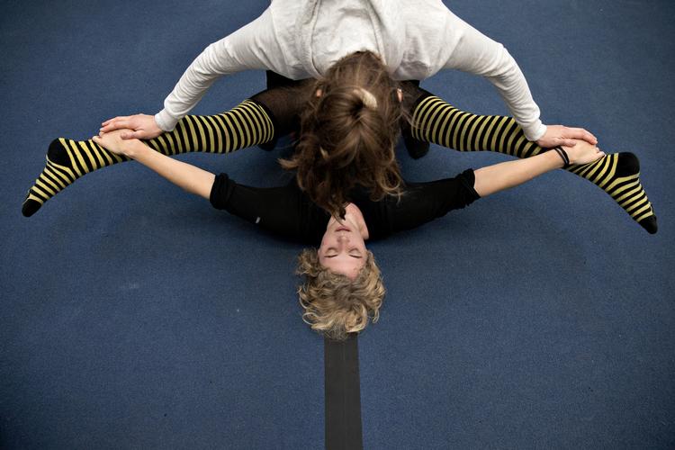 nycirkus. Venstres kulturordfører, har anklaget kulturministeren for at være for tæt på Akademiet for Utæmmet Kreativitet (AFUK) på Amager, som Uffe Elbæk har siddet i bestyrelsen for. Men en ny støttet artistuddannelse under AFUK  har længe været et politisk ønske, skriver Mogens Jensen. 