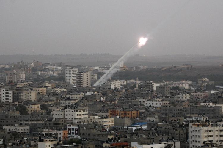 BESKYDNING. Palæstinensere affyrer raket i det nordlige Gaza. 