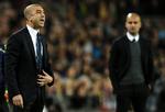 skiftedag. Roberto Di Matteo (tv) på sidelinjen ved siden af den træner, Pep Guardiola, som nogle spekulerer i som næste Chelsea-træner. 