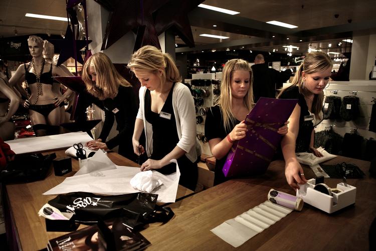 Shopping. Én ting er sikker: Der bliver langet et hav af julegaver over de dnaske diske den næste måned. 