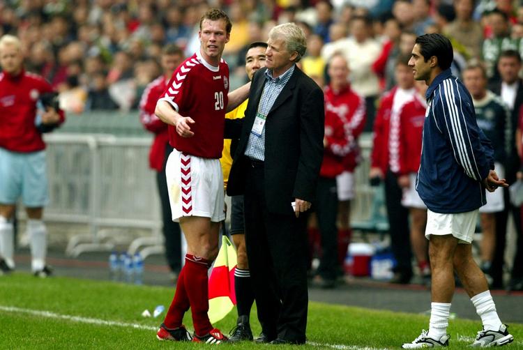 fairplay. Under en landskamp mellem Danmark og Iran tog en iransk spiller bolden op i hænderne, da han troede dommeren fløjtede. Morten Wieghorst diskuterer sagen med Morten Olsen, og danskeren misbruger med vilje straffesparket. 