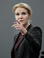 pres. Helle Thorning-Schmidts finansminister, Bjarne Corydon, sendte en sms til det danske kabinepersonales forhandlere midt under de dramatiske forhandlinger med SAS-ledelsen i mandags for at få dem til at underskrive en aftale. 