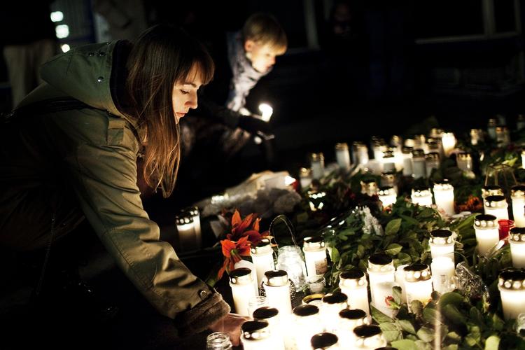 Drab. Den knivdræbte Jonas Thomsen Sekyere »gik ind for en verden med større tolerance for hinandens forskelligheder og frihed til at være den, man er«, skriver to af den dræbtes venner. På fotoet tændes lys på gerningsstedet i Kødbyen. 